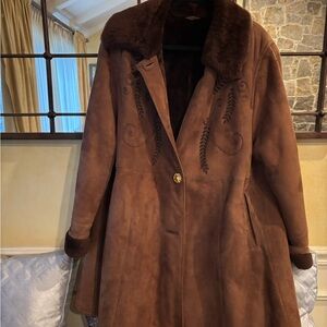 Elegant brown shearling coat with Embroidered Details
